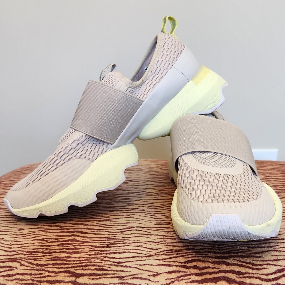 Sorel kinetic breakthru slip on sneaker
